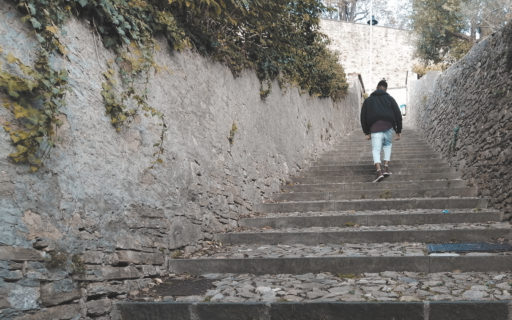 Rida Ardi sui gradini di Città alta, Bergamo